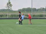 Laatste training S.K.N.W.K. JO10-1 (partijtje tegen de ouders) van woensdag 22 mei 2024 (95/133)